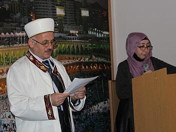 Vorbeter Imam Osman Harbi in der Moschee Foto: Manja von Nida