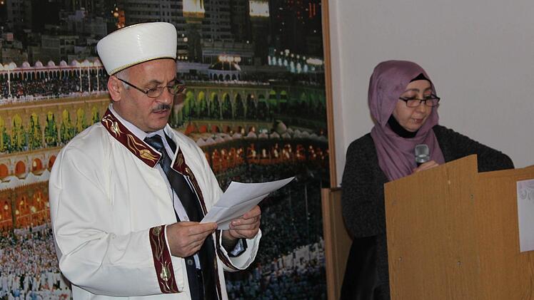 Vorbeter Imam Osman Harbi in der Moschee Foto: Manja von Nida