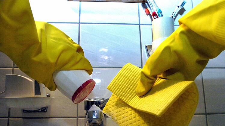 Nicht nur putzen sondern vor allem auch Händewaschen ist wichtig, um Krankheiten zu vermeiden. Darauf macht der Welttag der Hygiene am 5. Mai nochmal aufmerksam. Foto: Norbert Försterling/dpa