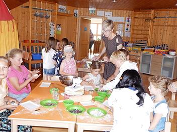Zahlreiche Aktionen wurden den Kindern beim Sommerfest des Kindergartens an der Seestra&szlig;e in den Gruppen geboten. Foto: Horst Schneider