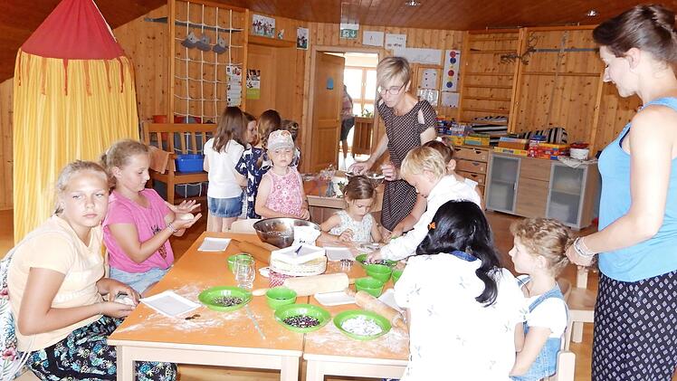 Zahlreiche Aktionen wurden den Kindern beim Sommerfest des Kindergartens an der Seestraße in den Gruppen geboten. Foto: Horst Schneider