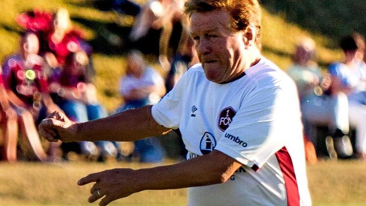 Steff Reisch fr&uuml;her ein K&ouml;nner am Ball, der 1961 die deutsche eisterschaft und 1962 mit dem Club Pokalsieger wurde, zeigte, dass er mit dem Ball noch noch sehr gut umgehen kann. Foto: Hartmut Klamm