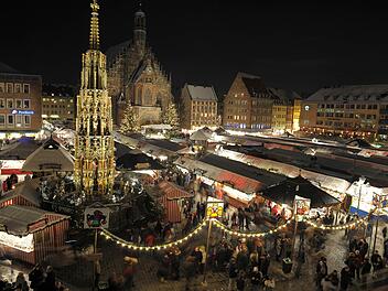 Er ist wohl der größte und bekannteste fränkische Weihnachtsmarkt - der Nürnberger Christkindlesmarkt.  Auch in diesem Jahr werden wieder mehr als zwei Millionen Besucher erwartet. Ebener/dpa