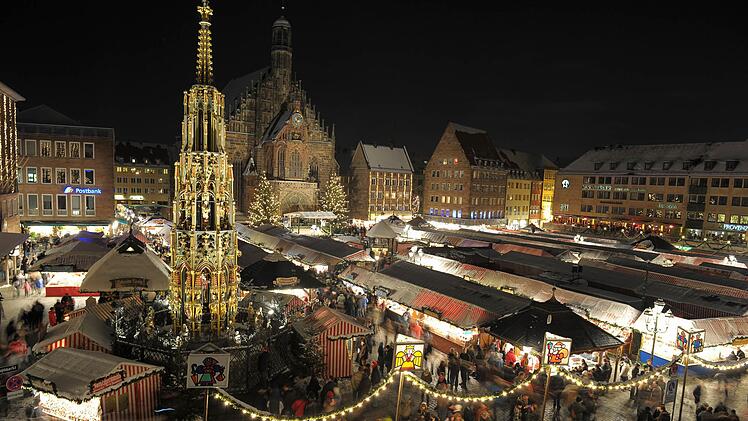 Er ist wohl der größte und bekannteste fränkische Weihnachtsmarkt - der Nürnberger Christkindlesmarkt.  Auch in diesem Jahr werden wieder mehr als zwei Millionen Besucher erwartet. Ebener/dpa