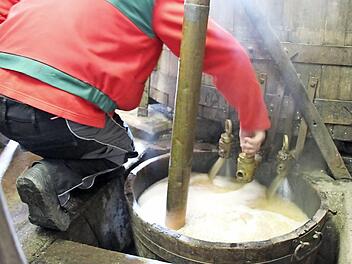 Die Würze wird abgelassen und muss dann per Hand in die Sudpfanne gepumpt werden. Fotos: Andreas Lösch