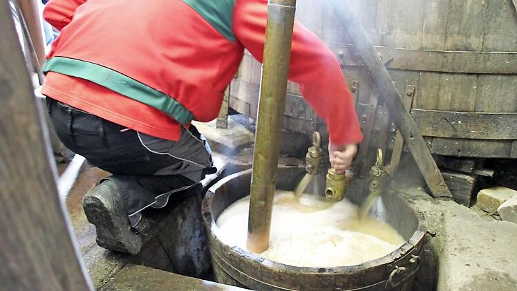 Die Würze wird abgelassen und muss dann per Hand in die Sudpfanne gepumpt werden. Fotos: Andreas Lösch