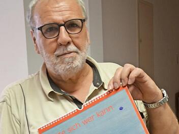 Georg Baier mit seinem neuen Kunstkalender  Foto: bp
