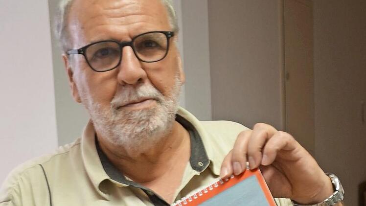 Georg Baier mit seinem neuen Kunstkalender  Foto: bp