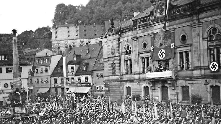 Aufmarsch der Nazis: Auf dem Foto steht der Luitpoldbrunnen noch auf dem Kulmbacher Marktplatz. Die Nazis ließen ihn später abreißen und im Bauhof einlagern, um noch mehr Platz für ihre Aufmärsche zu haben. Seit 1994 steht er wieder an seinem alten Platz.  Foto: privat