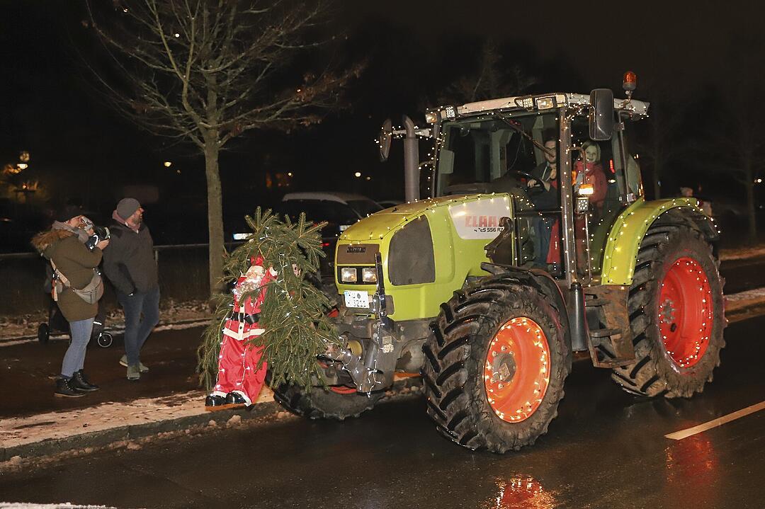 In Kulmbach durfte die beliebte Lichterfahrt der Traktoren stattfinden.