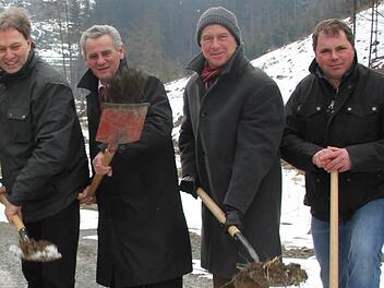 Beim Spatenstich am Donnerstagmittag (von links): Bürgermeister Klaus Löffler, Landrat Oswald Marr, Leiter des Staatlichen Bauamtes, Servicestelle Kronach, Jürgen Woll, Bauleiter der Firma Stolz, Thomas Schuhmann. Fotos: Veronika Schadeck