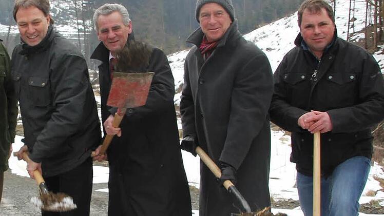 Beim Spatenstich am Donnerstagmittag (von links): Bürgermeister Klaus Löffler, Landrat Oswald Marr, Leiter des Staatlichen Bauamtes, Servicestelle Kronach, Jürgen Woll, Bauleiter der Firma Stolz, Thomas Schuhmann. Fotos: Veronika Schadeck