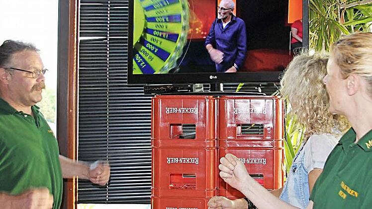 Drückten in der Schwimmbad-Gaststätte die Daumen: Thomas und Monika Heim von der Eberner Lotto-Annahmestelle (links und rechts) sowie Gastwirtin Sabine Schleicher, die im August 2008 ebenfalls die zweite Chance bekommen hatte und 12 500 Euro gewann. Foto: Ralf Kestel