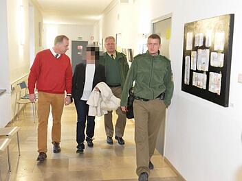 Die Angeklagte geht in den Gerichtssaal. Foto: Ronald Rinklef