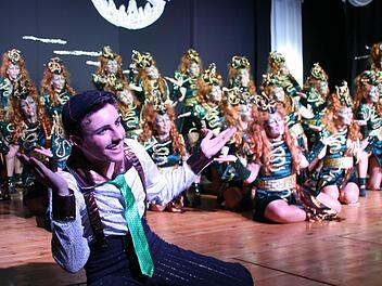 Mit dem Tanz "Medusa - Traum oder Wirklichkeit?" gewann die Maxi-Garde der Stadtsteinacher Faschingsgesellschaft die mainfränkischen Meisterschaften, die am Wochenende in der Spessarthalle in Esselbach ausgetragen wurden. Foto: Archiv/Matthias Beetz