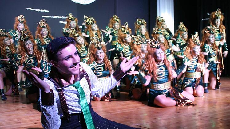 Mit dem Tanz "Medusa - Traum oder Wirklichkeit?" gewann die Maxi-Garde der Stadtsteinacher Faschingsgesellschaft die mainfränkischen Meisterschaften, die am Wochenende in der Spessarthalle in Esselbach ausgetragen wurden. Foto: Archiv/Matthias Beetz