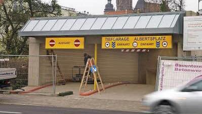 Die Ein- und Ausfahrt in die Tiefgarage Albertsplatz ist in der Goethestra&szlig;e. 176 Parkpl&auml;tze stehen ab Freitag, 11. Dezember, 14.30 Uhr zur Verf&uuml;gung. Foto: Christoph Winter