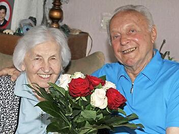 Happy-End Margarete Heller (88) lacht glücklich als ihr Mann Bernhard (89) ihr den Arm um die Schulter legt. Beim Ehejubiläum gab es keine Panne mehr mit dem Blumenstrauß. Bei der Hochzeit allerdings schon - und so wäre es beinahe nicht zum Jawort gekommen. Foto: Sonny Adam