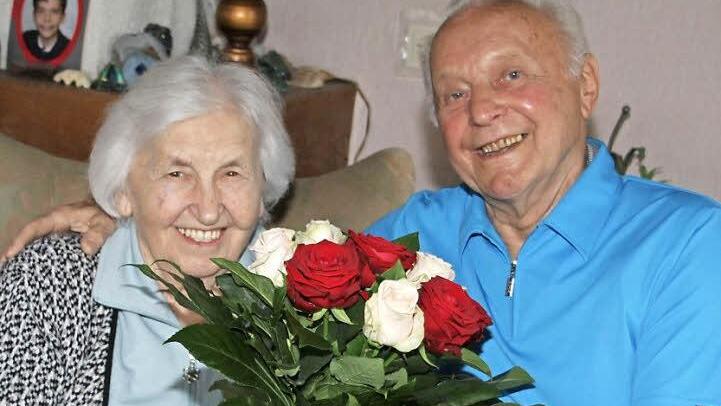 Happy-End Margarete Heller (88) lacht glücklich als ihr Mann Bernhard (89) ihr den Arm um die Schulter legt. Beim Ehejubiläum gab es keine Panne mehr mit dem Blumenstrauß. Bei der Hochzeit allerdings schon - und so wäre es beinahe nicht zum Jawort gekommen. Foto: Sonny Adam