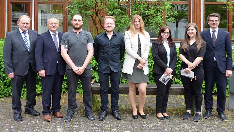 Landrat, IHK und HWK ehrten die Kammersieger 2015. Auf unserem Foto von links: HWK-Präsident Hugo Neugebauer, Landrat Thomas Bold, Florian Zehe, Toni Will, Jessica Knothe, Isabell Höchemer Lena Wallrapp und IHK-Bereichsleiter Lukas Kagerbauer. Foto: Peter Rauch