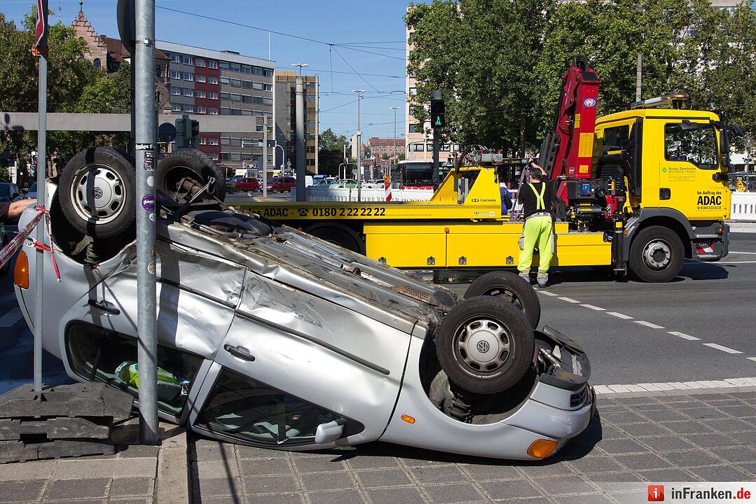 Pkw landet nach Kollision auf dem Dach - Stau im Feierabendverkehr