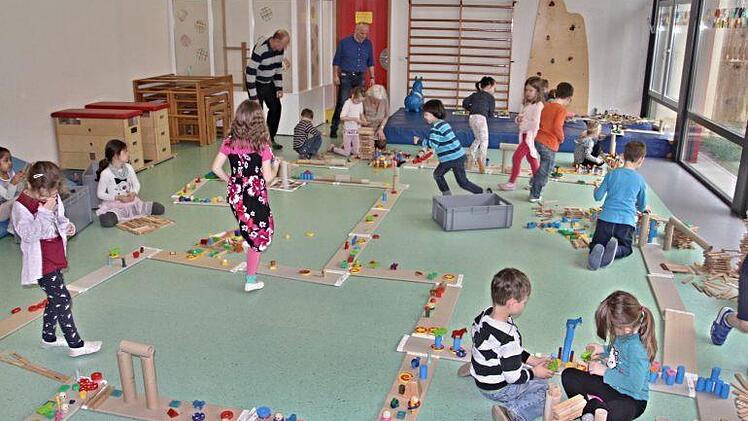 Straßen die verbinden, mit Gebäuden und sonstigen umgesetzten Ideen der Kinder in der Turnhalle des Kindergartens "Regenbogen" in Ebern.  Foto: Helmut Will