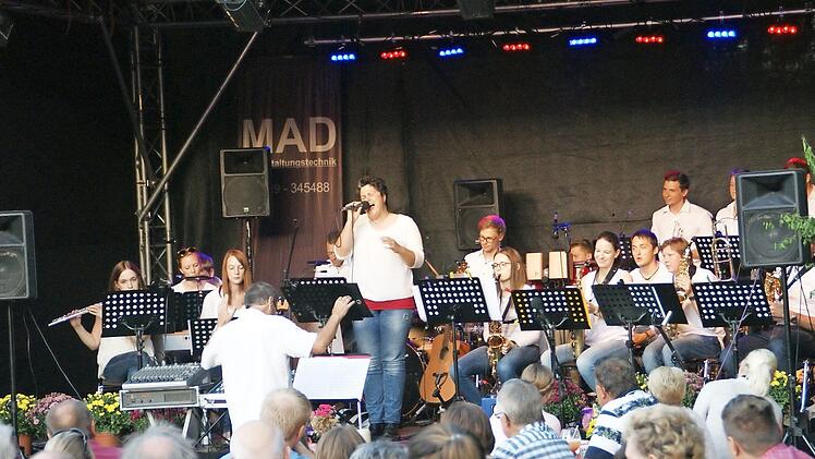 "Pfeffer, Salz & Sahne" gestalteten in Fatschenbrunn ein unvergessliches Benefizkonzert zugusten der Orgelrenovierung - und das Wetter tat das Seine zu einem gelungenen Konzertabend unter freiem Himmel. Fotos: Sabine Weinbeer