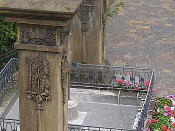 Hübsch geschmückt, aber ohne Wasser: der Karmelitenbrunnen am Unteren Kaulberg.  Foto: privat