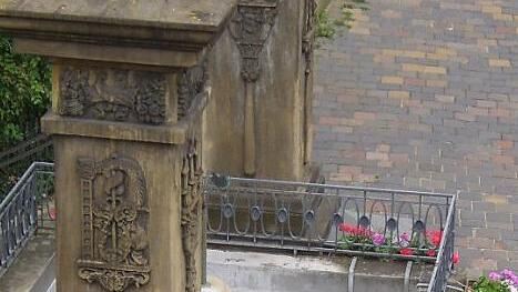 Hübsch geschmückt, aber ohne Wasser: der Karmelitenbrunnen am Unteren Kaulberg.  Foto: privat