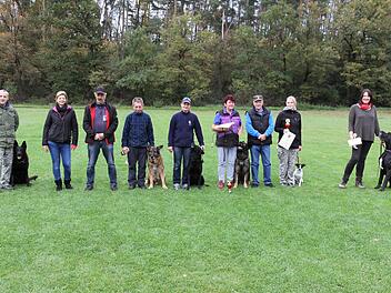 Die erfolgreichen Hunde mit ihren stolzen Besitzern. Tagessiegerin wurde Verena Lettner mit Schäferhund Hanko vom Regnitztal (Mitte).