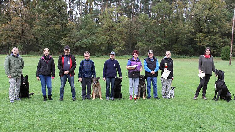 Die erfolgreichen Hunde mit ihren stolzen Besitzern. Tagessiegerin wurde Verena Lettner mit Schäferhund Hanko vom Regnitztal (Mitte).