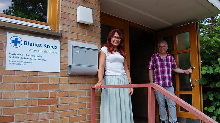 Die Tür des neuen Blaukreuz-Zentrums in der Waldsachsener Straße steht allen offen, die Hilfe brauchen. Darum kümmern sich neben 14 weiteren Mitarbeitern auch Liane Duesenberg und Einrichtungsleiter Michael Köhn. Foto: Helke Renner
