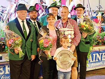 Steinbachs Bürgermeister Thomas Löffler (Zweiter von rechts) wurde zum Schützenkönig proklamiert. Weiter im Bild (v. l.) Vinzenz Neubauer (2. Ritter), Christian Maier (2. Vorsitzender), vorne Yvonne Löffler, Thomas Löffler mit Tochter Amelie, dahinter Willy Fiedler (1. Vorsitzender), und Matthias Korn (1. Ritter).  Fotos: K.-H. Hofmann
