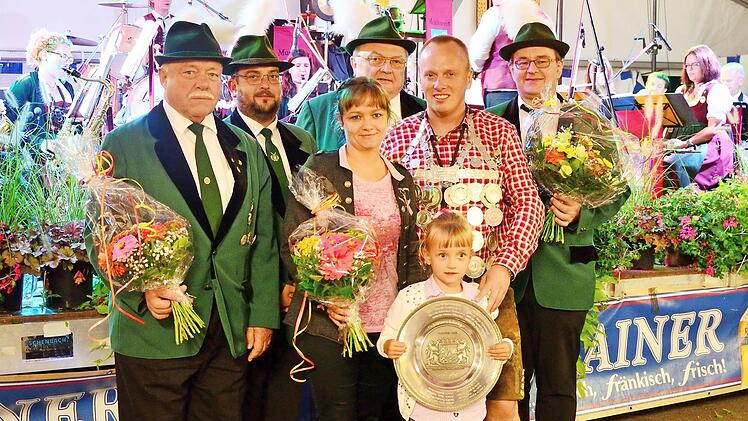 Steinbachs Bürgermeister Thomas Löffler (Zweiter von rechts) wurde zum Schützenkönig proklamiert. Weiter im Bild (v. l.) Vinzenz Neubauer (2. Ritter), Christian Maier (2. Vorsitzender), vorne Yvonne Löffler, Thomas Löffler mit Tochter Amelie, dahinter Willy Fiedler (1. Vorsitzender), und Matthias Korn (1. Ritter).  Fotos: K.-H. Hofmann