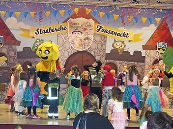 Viel Spaß hatten die Kinder in der Kronachtalhalle, als Biene Maja auf die Bühne kam. Fotos: Heike Schülein
