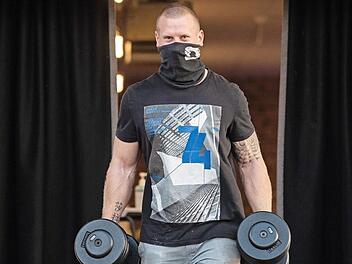 Das Fitnessstudio "OnTop Fitness-Point" leiht seinen Mitgliedern, wie bereits im ersten Lockdown, für die Dauer der Schließung Equipment aus.  Foto: Nicolas Armer, dpa