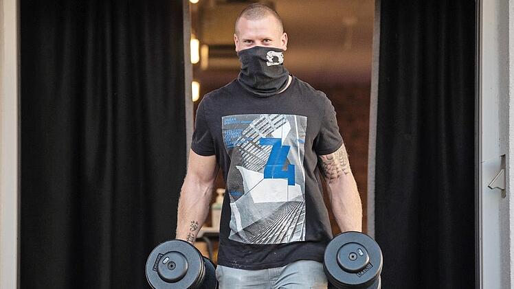Das Fitnessstudio "OnTop Fitness-Point" leiht seinen Mitgliedern, wie bereits im ersten Lockdown, für die Dauer der Schließung Equipment aus.  Foto: Nicolas Armer, dpa