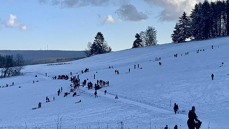 Am Sonntag (10. 01. 2021) wurde der Spessart in Unterfranken an einigen Stellen von Tagestouristen förmlich überrannt. Die Folge waren überfüllten Parkplätze und Straßensperrungen.