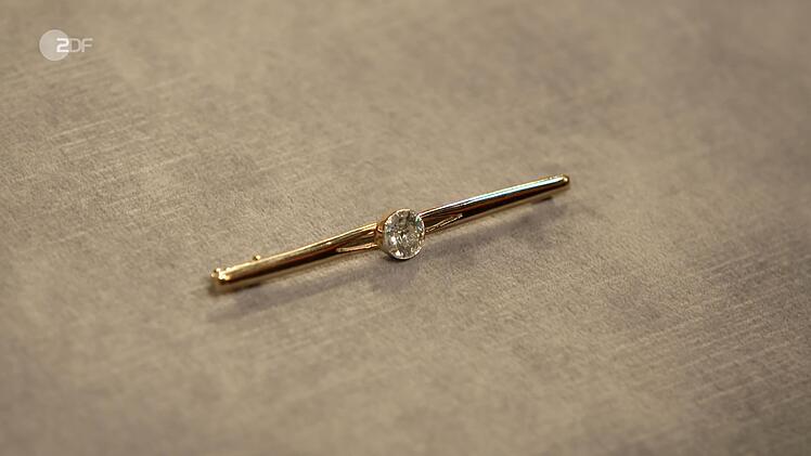 Eine Stabnadel aus 585er Gold und Platin mit Diamant wollten Christa und Christian für 5.000 Euro verkaufen. Lichter staunte über den ambitionierten Wunschpreis, doch Wendela Horz stimmte zu und hielt sogar 5.500 für denkbar. Elke Velten bezahlte 4.500 Euro.