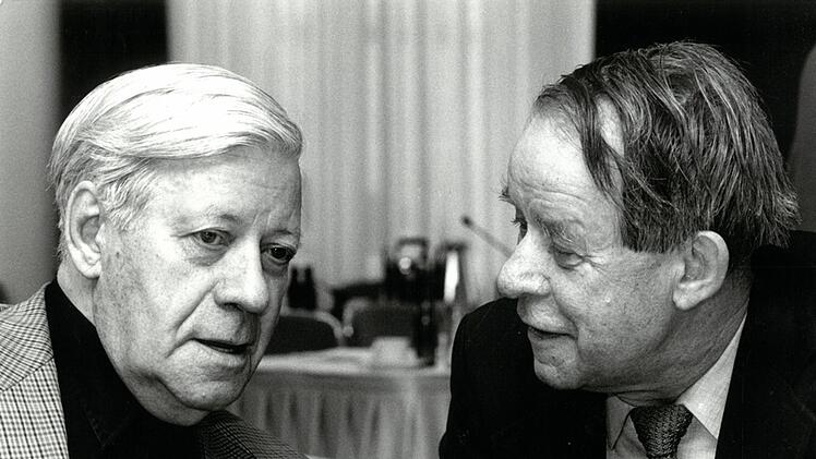 Siegfried Lenz engagierte sich politisch und war seit den 1960er-Jahren mit Helmut Schmidt befreundet. 1970 begleitete er Kanzler Willy Brandt auf dessen historische Reise nach Polen, die durch Brandts Kniefall am Denkmal im ehemaligen Warschauer Ghetto weltber&uuml;hmt wurde.