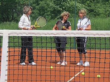 Nach dem Match geht es stressfrei auf dem Euerdorfer Tennisplatz zu (von links): Edith Kässner, Helga Schmitt und Luise Koziol. Foto: Doris Bauer