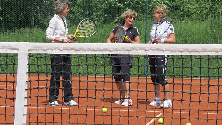Nach dem Match geht es stressfrei auf dem Euerdorfer Tennisplatz zu (von links): Edith Kässner, Helga Schmitt und Luise Koziol. Foto: Doris Bauer
