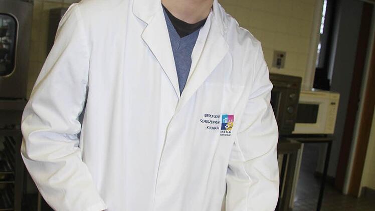 Joseph Jachmann hat die wohl klebrigste Aufgabe im Team: Er schneidet die Cocktailkirschen in Achtelstücke.