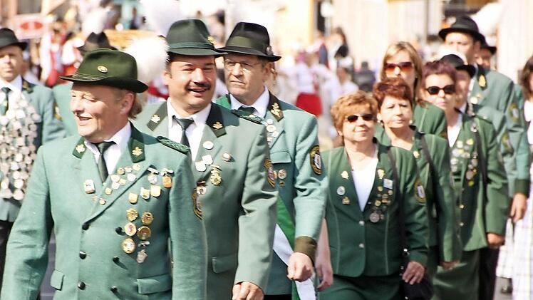 Zahlreiche Schützenvereine aus der Umgebung beteiligten sich am großen Schützenfestzug durch die Stadt.