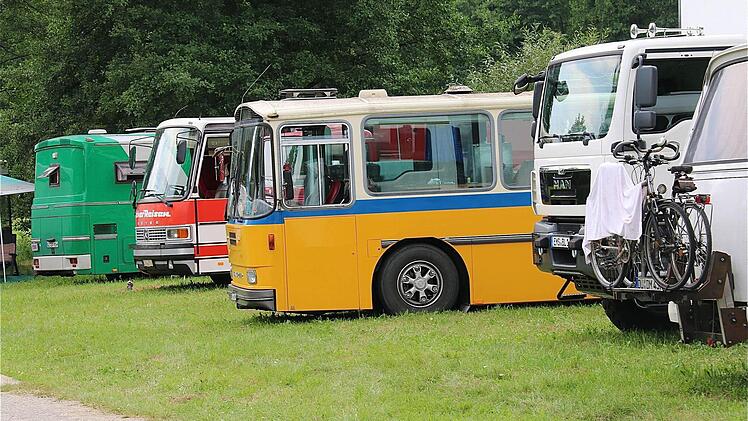 Ein Dutzend Wohnbusse trafen sich bei Reinhard und Aicha Schatz in Heiligkreuz. Die Besitzer tauschten ihre Erfahrungen aus. Foto: Gerd Schaar