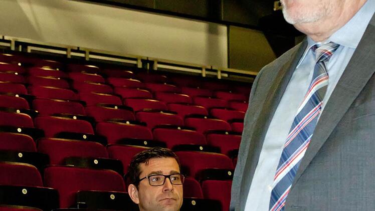 Probesitzen: Intendant Bodo Busse in der Augsburger Brecht-Bühne, rechts OB Norbert TessmerFoto: Jochen Berger