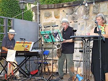 Bei einer Open-Air-Veranstaltung im Stadtschlossgarten begeisterten Harald Fischer, Axel Keilhack und Helga Siebert das Lichtenfelser Publikum.