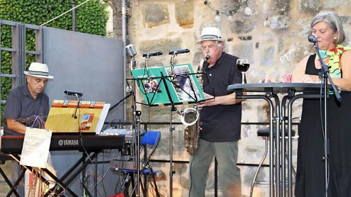 Bei einer Open-Air-Veranstaltung im Stadtschlossgarten begeisterten Harald Fischer, Axel Keilhack und Helga Siebert das Lichtenfelser Publikum.