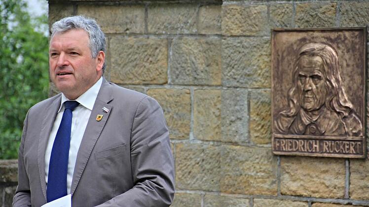 Bürgermeister Jürgen Hennemann eröffnet am Friedrich-Rückert-Denkmal in Ebern die "Geburtstagsparty" zum Gedenken an den Dichter, er in den Jahren 1808 bis 1835 zeitweise in Ebern weilte. Foto: Helmut Will