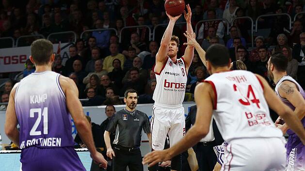 Lucca Staiger (beim Wurf) versenkte im bislang letzten Duell mit den G&ouml;ttingern am 17. Januar sechs Dreier und war mit 22 Punkten bester Korbsch&uuml;tze beim deutlichen 113:92-Erfolg der Bamberger. Foto: Daniel L&ouml;b